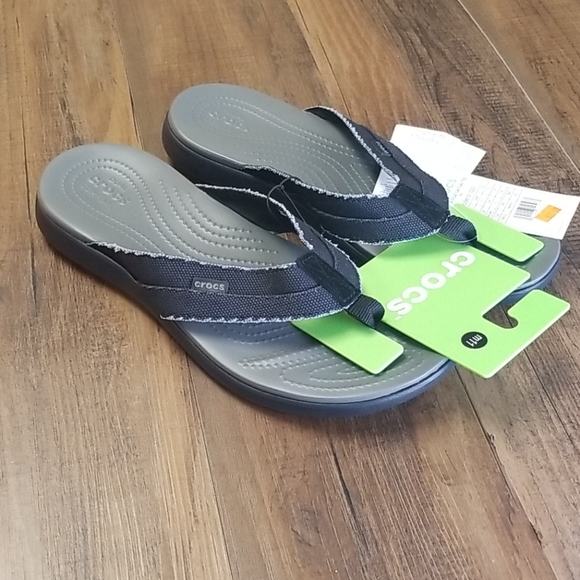 crocs santa cruz flip